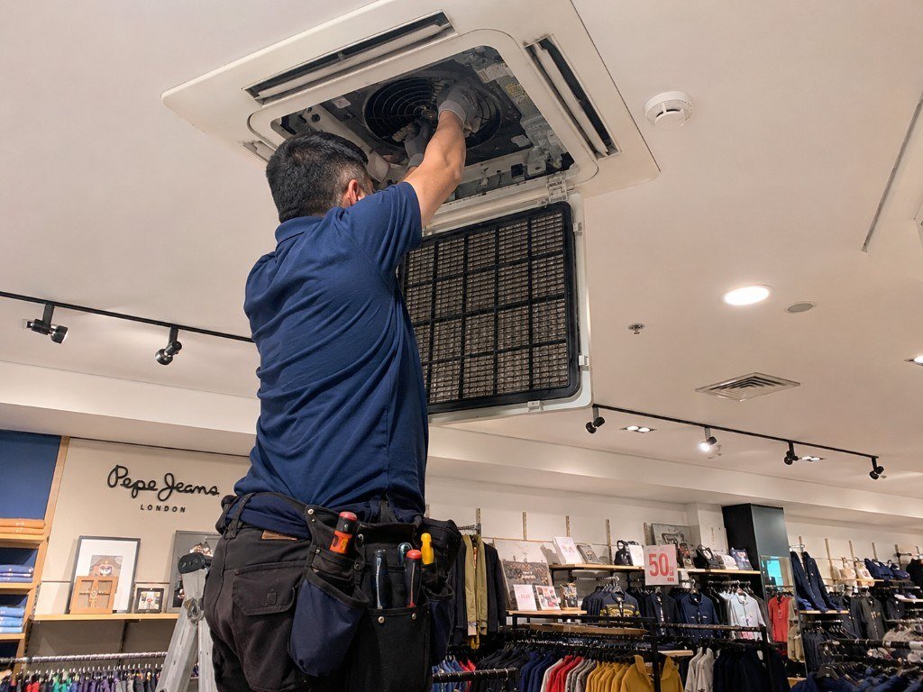 Técnico en mantenimiento de aire acondicionado cassette en local comercial