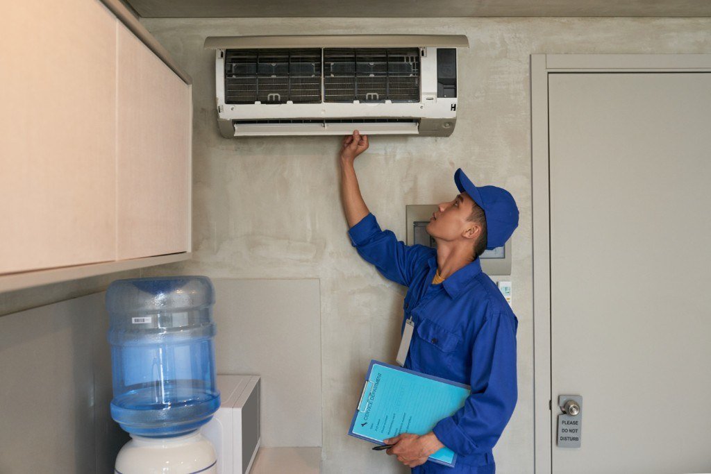 Técnico revisando un minisplit residencial en Cali